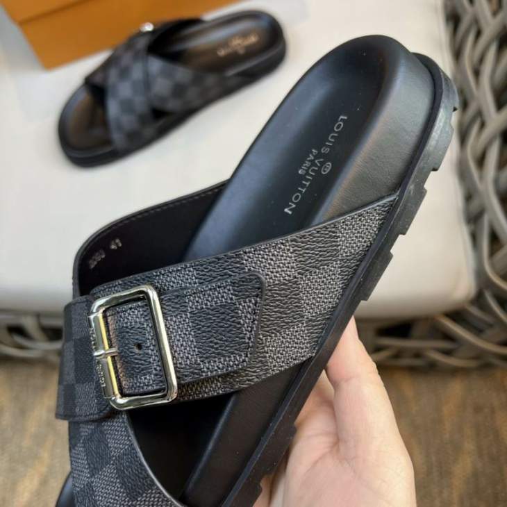Picture of Louis Vuitton Slippers _SKULVsz38-45mnf01101450